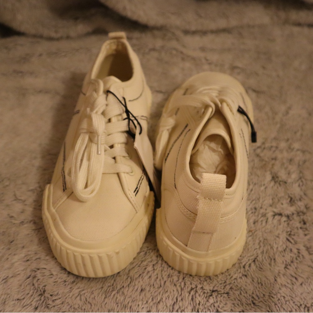Tennis shoes